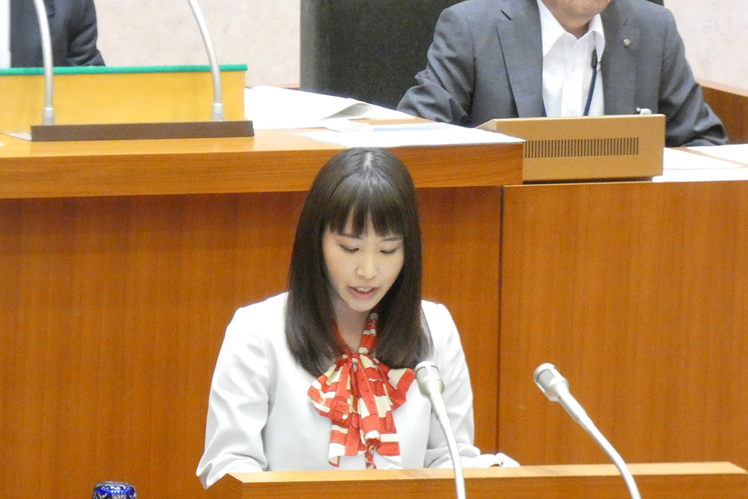 2018年6月の千葉県議会にて一般質問に登壇する水野ゆうき議員